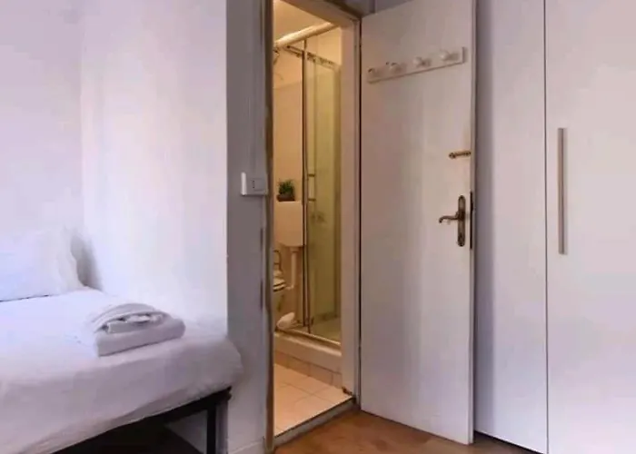 /room With Private Bathroom